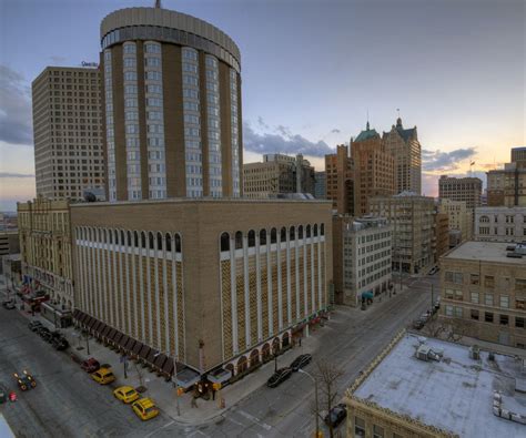 Nov 23, 2020 · MILWAUKEE — Milwaukee's skyline is about to change even more, as construction on a new skyscraper is expected to begin in January after more than eight years of planning. The 44-story The .... Skyscrapercity milwaukee